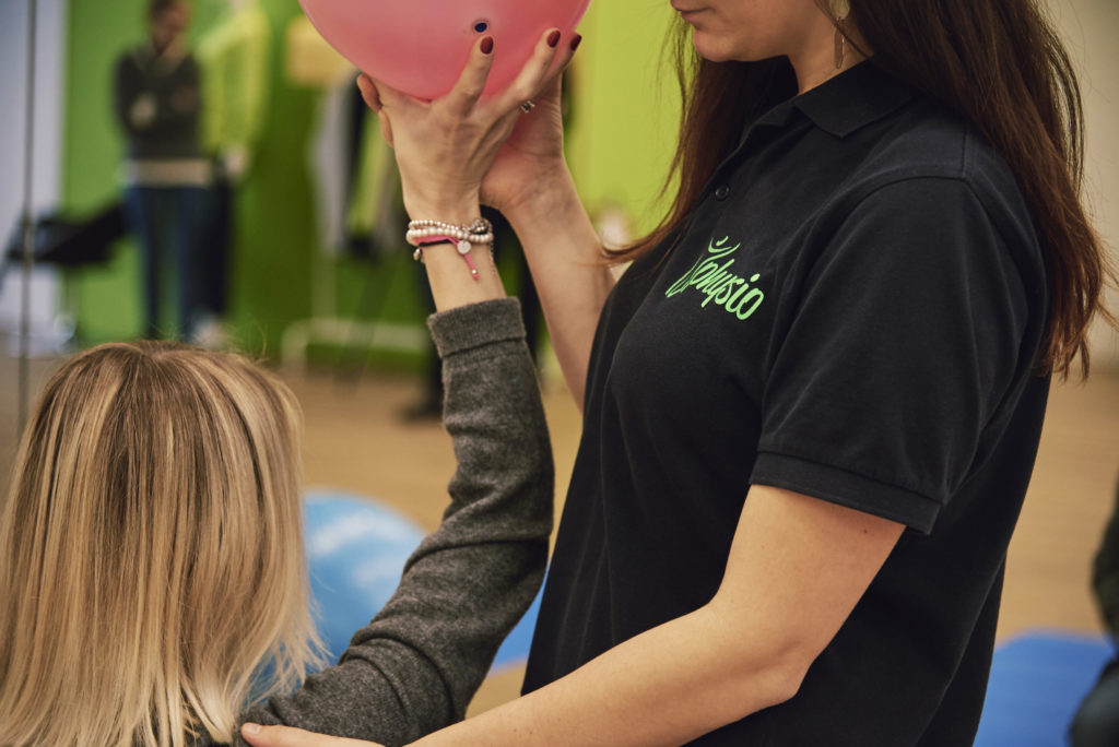 Una professionista iPhysio durante una seduta riabilitativa